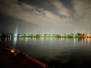 用宗みなと温泉は漁港の目の前。水面に光が反射して、港から見た夜景が綺麗だった。