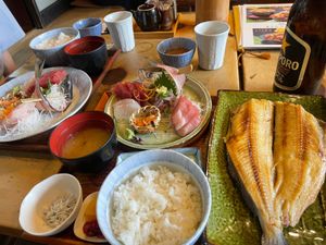 熱海駅で降りてぶらぶら。
鰻屋さんの隣に海鮮のお店があってそこに。
私たち...