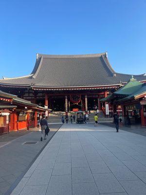 浅草寺と東京スカイツリーです