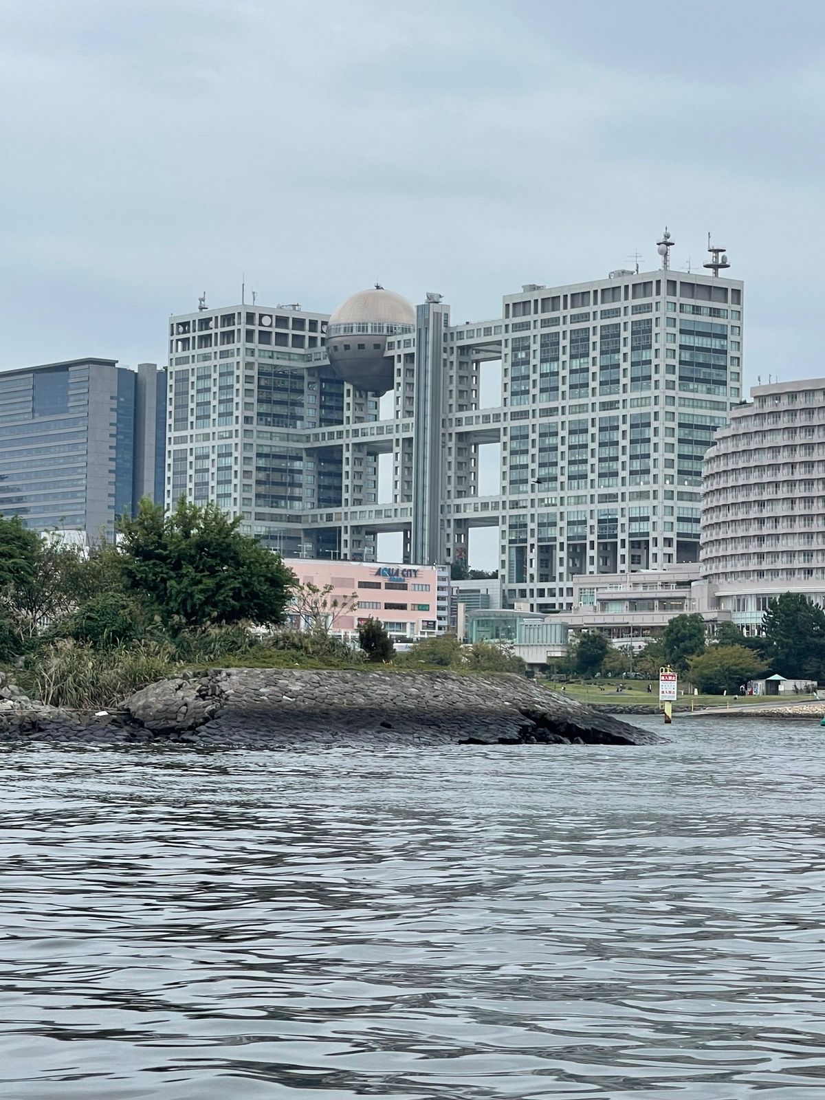 お台場と屋形船の景色です