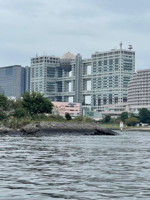 お台場と屋形船の景色です