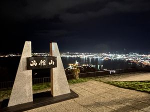 ・写真で撮るとかすむ100万ドルの夜景
・ロープウェイ休止中で山頂バスは行...