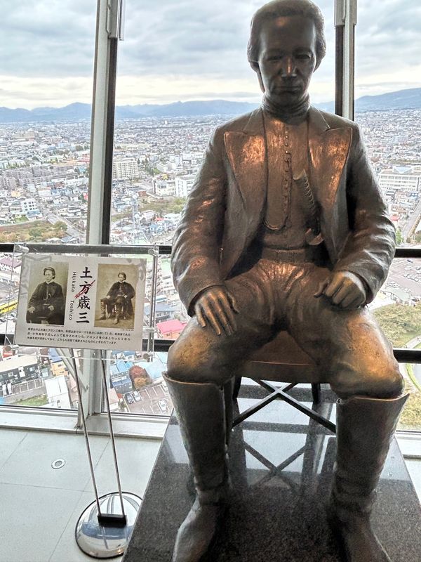 日本・北海道「三泊四日で仙台・函館旅行⭐︎二日目⭐」の写真：・土方歳三像
・街灯もカッコ良い
・駅前...