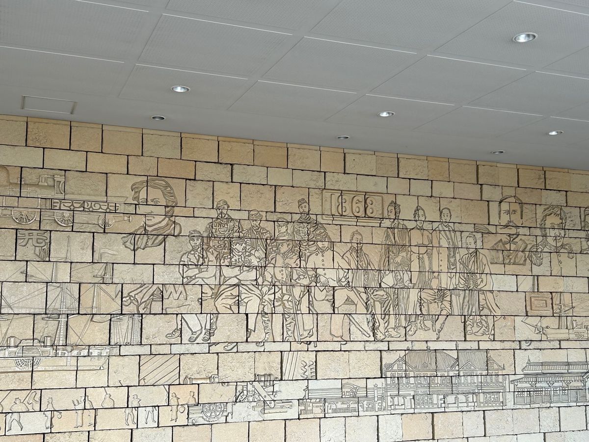 土方歳三最期の地にお参り
函館駅の壁画
新函館北斗駅には北斗の拳が…🤭
駅...