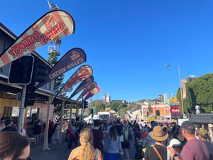 EKKA2 ショーバック巡りと動物たちとの触れ合い…何でそんなに食欲旺盛な...