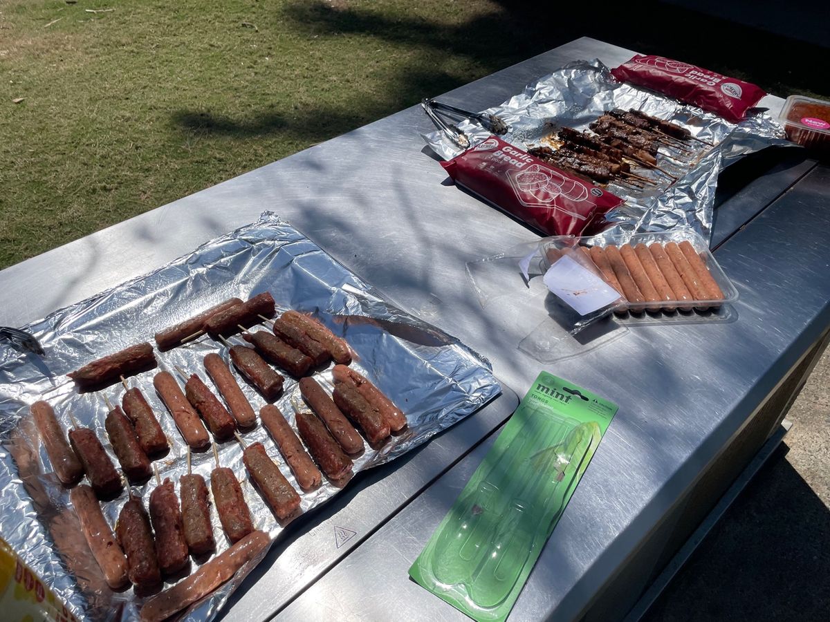 レッドクリフ行く時にアボリジニ風？の電車発見！
綺麗な海見ながらのBBQ最...