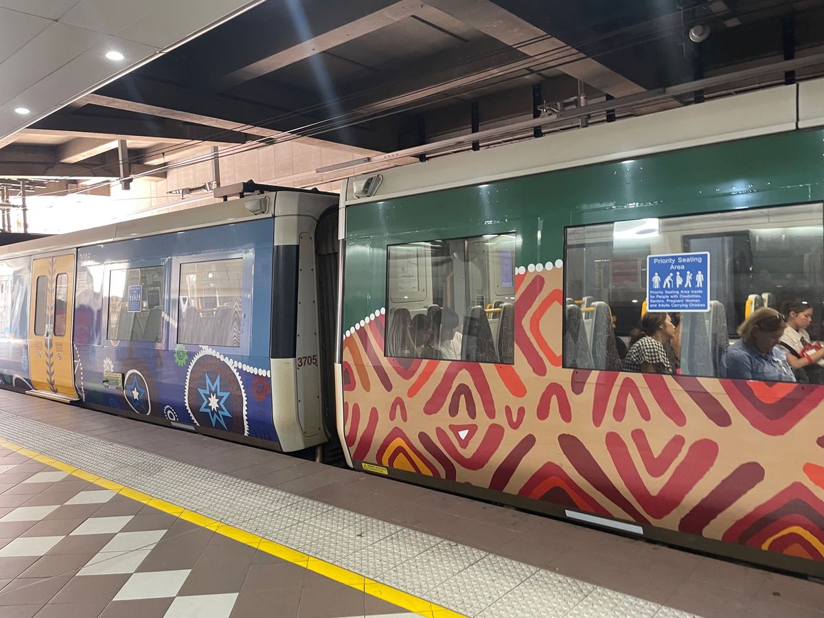 レッドクリフ行く時にアボリジニ風？の電車発見！
綺麗な海見ながらのBBQ最...