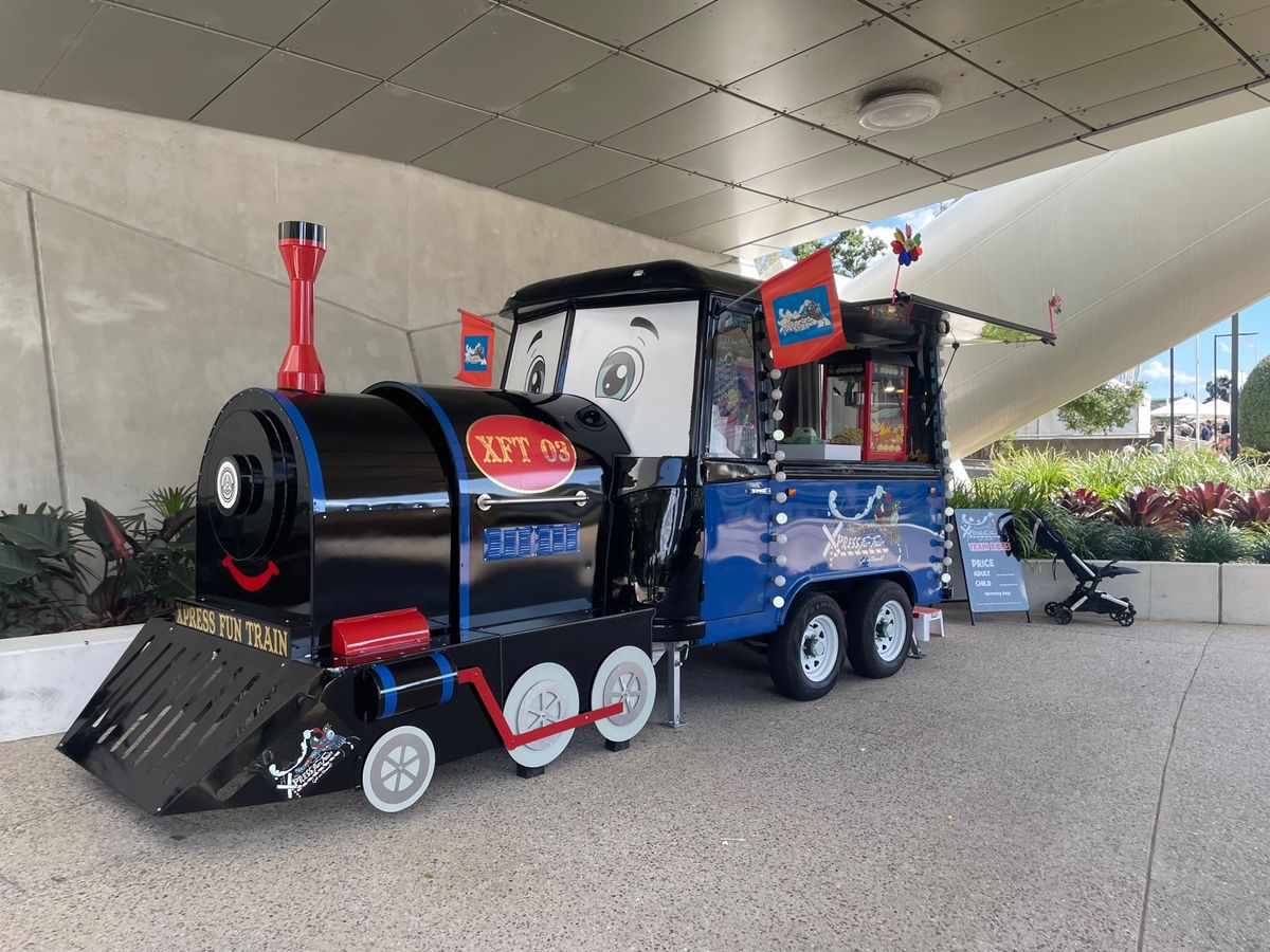 昔こんなら可愛い列車乗ったな…
QPACのカフェ OZ仕様！

友達一押し...