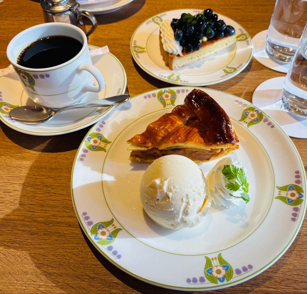 長らくの改修工事を終えリニューアルした万平ホテル✨
アップルパイをいただき...