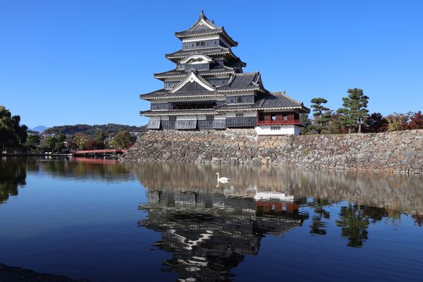 日本・長野県「2024年信州松本・安曇野家族旅行」の写真：まずは国宝松本城へ。現存12天守の一つで...