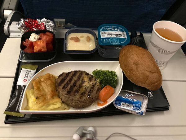 トルコ・イスタンブール「🇹🇷トランジットツアー」の写真：ビーフ選んだらハンバーグだった〜！！
1...