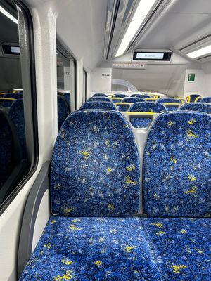 2階建の電車🚃はタッチ式のクレジットカードがあれば乗れます。