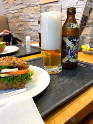 ネルトリンゲンの街のパン屋さんで、バーガー🍔とビール🍺を頂きました😊

ネ...