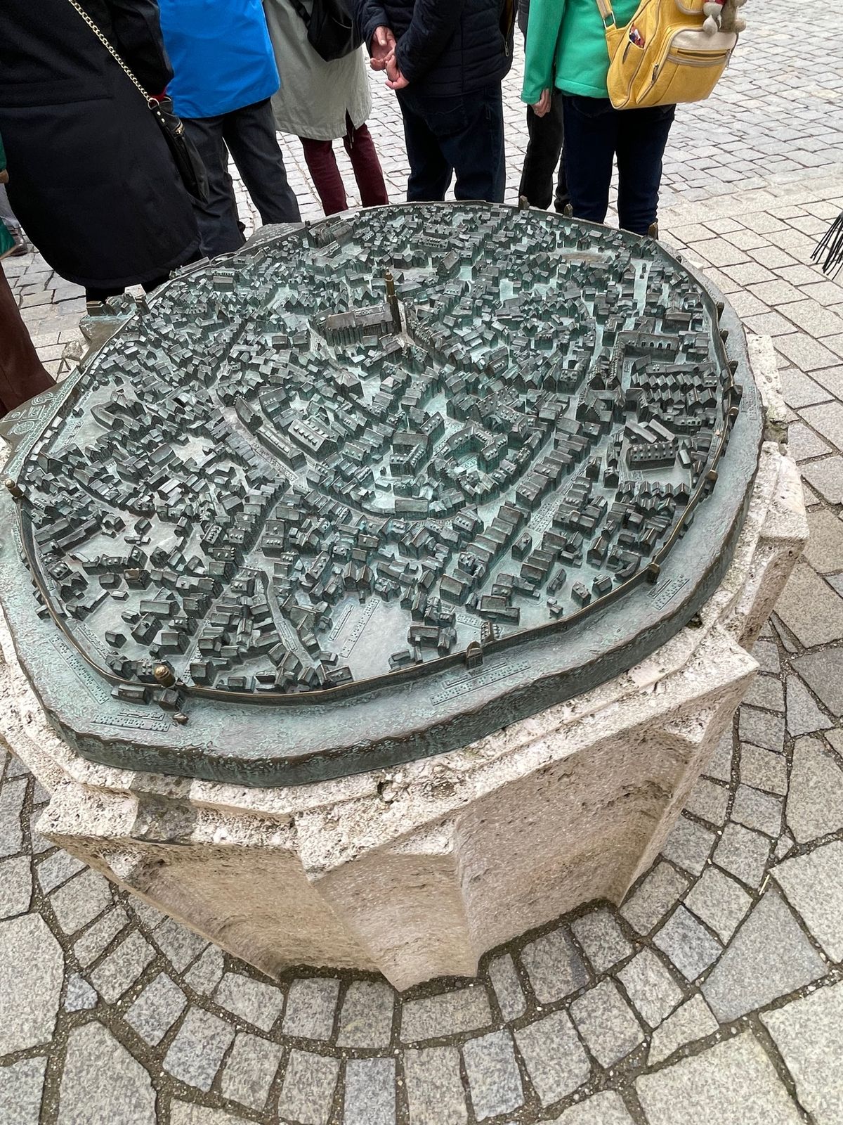 ネルトリンゲンの街のパン屋さんで、バーガー🍔とビール🍺を頂きました😊

ネ...