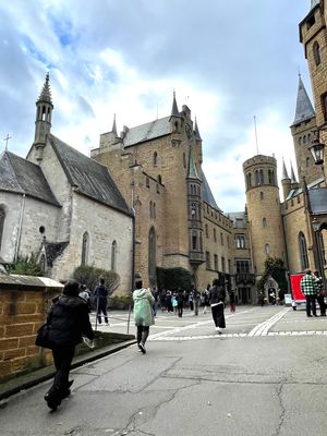 ホーエンツォレルン城🏰外観編です😊

ドイツ南部ヘッヒンゲンにあるホーエン...