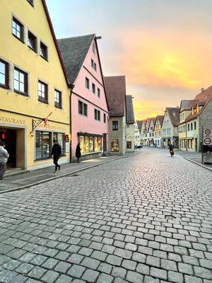 ドイツ🇩🇪、ローテンブルクの夕日に照らされたレーダー門です😊

ローテンブ...