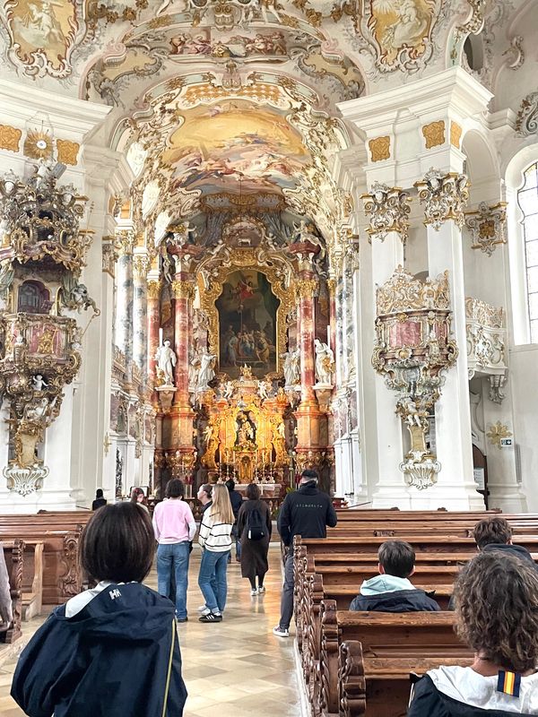 ドイツ・リューデスハイム「ドイツ満喫紀行」の写真：扉🚪を開けると超豪華な装飾が目の前に❣️...