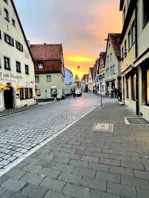 ドイツ🇩🇪、ローテンブルクの夕日に照らされたレーダー門です😊

ローテンブ...