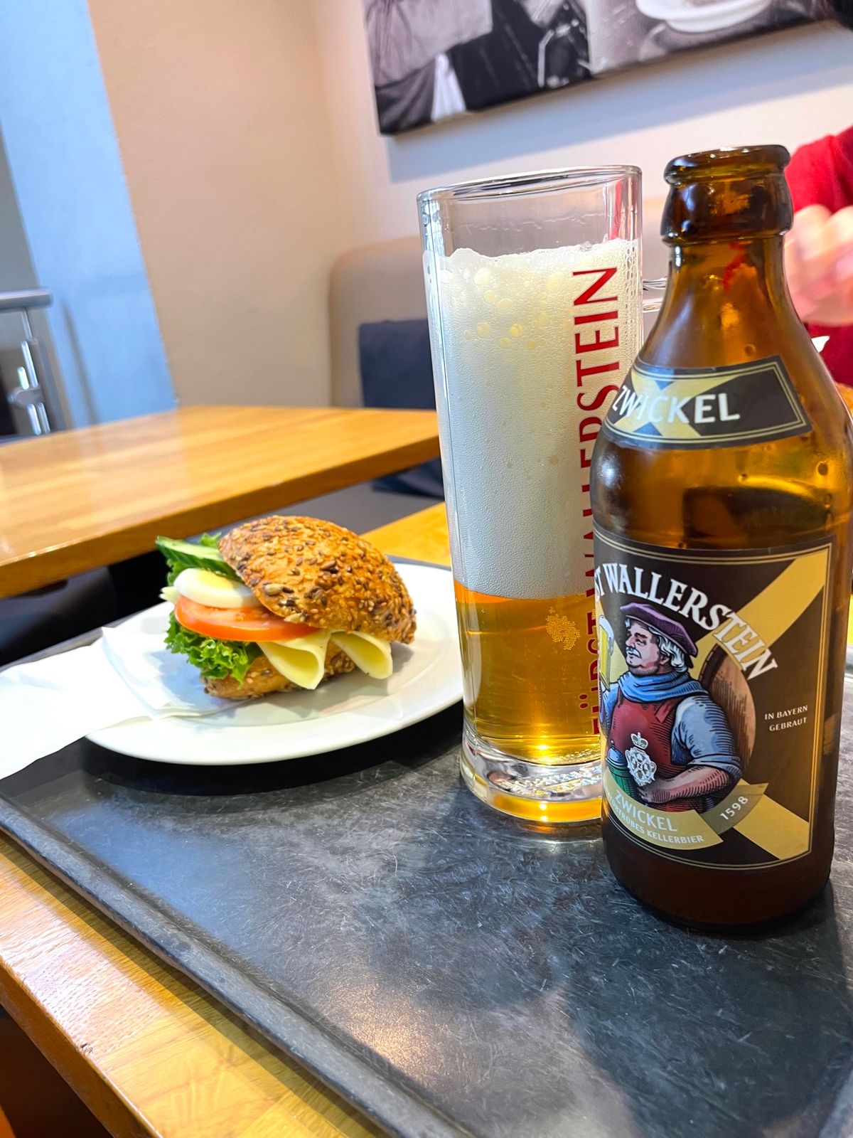 ネルトリンゲンの街のパン屋さんで、バーガー🍔とビール🍺を頂きました😊

ネ...