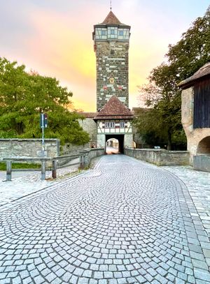 ドイツ🇩🇪、ローテンブルクの夕日に照らされたレーダー門です😊

ローテンブ...