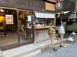 金沢に行ったら食べて欲しい金箔ソフト！
兼六園で歩き疲れて。暑かったからめ...