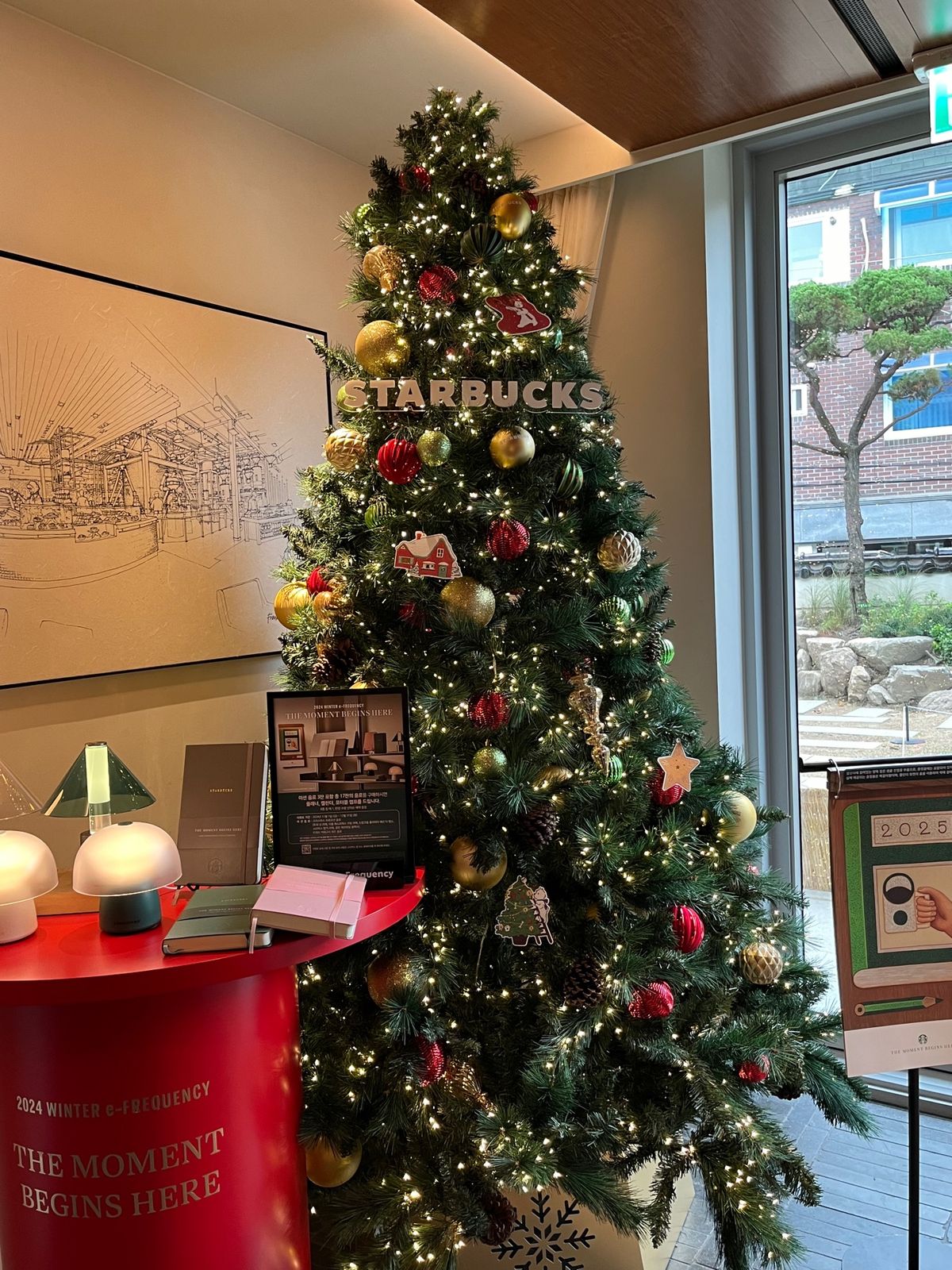 スターバックス「奨忠ラウンジR店」開店前からお客さん続々と…