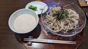 昼食はしずく亭の自然薯そば。
田舎そばなので少し太めで食べ応えあり。