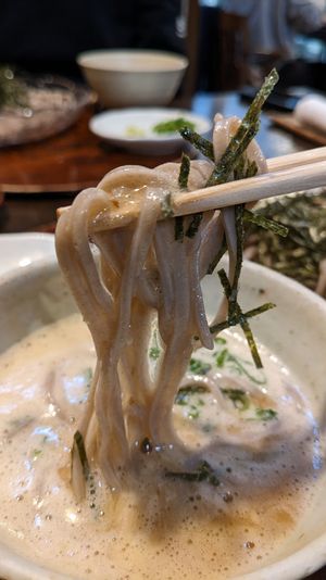 昼食はしずく亭の自然薯そば。
田舎そばなので少し太めで食べ応えあり。