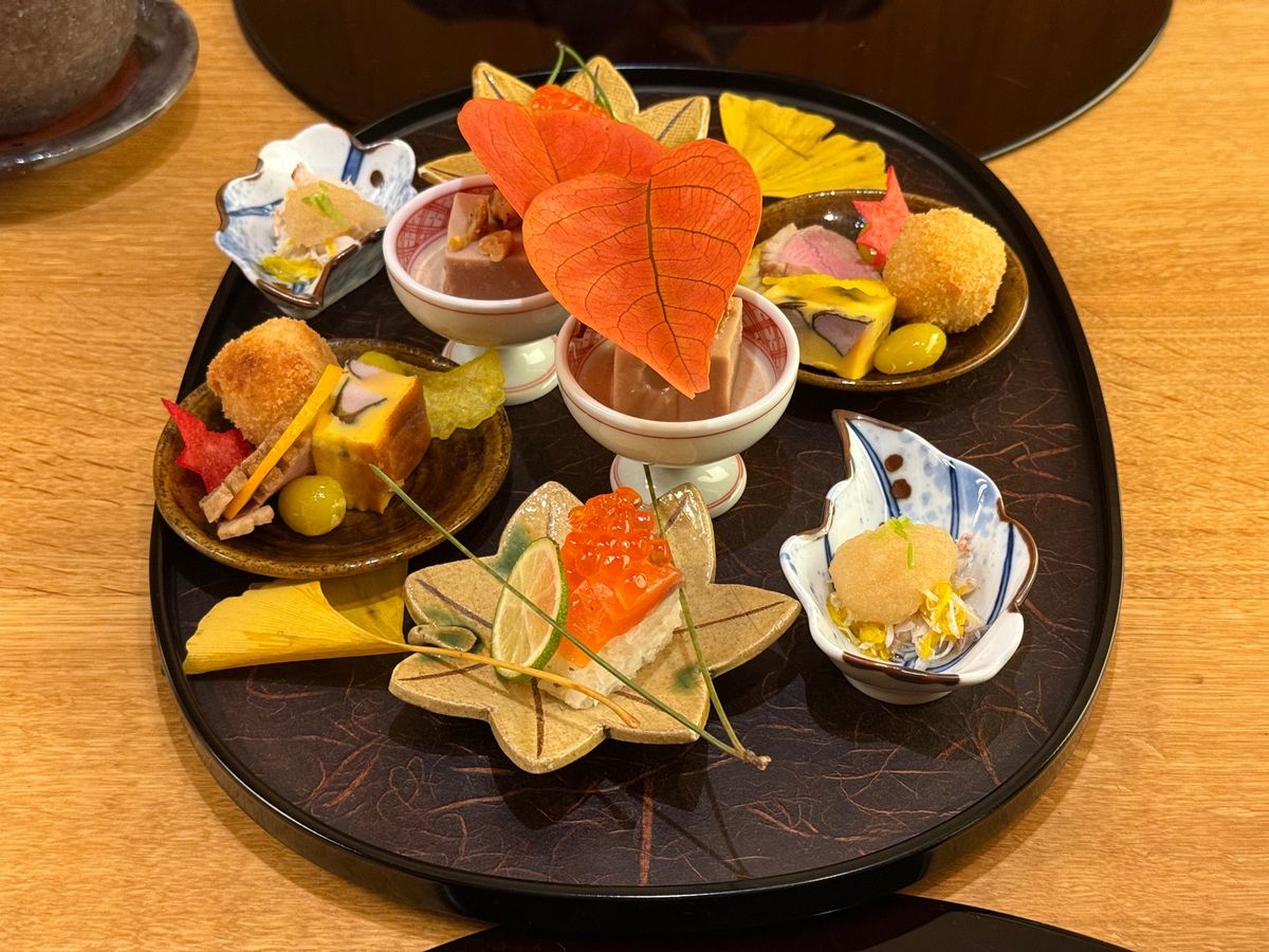 夕食はまだ秋。松茸なども出ました。

お酒はワインもそこそこあります。ロビ...