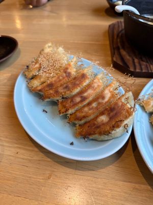 道を間違えつつも箱根強羅へ到着

強羅駅のすぐ近くにある餃子センターへ。
...