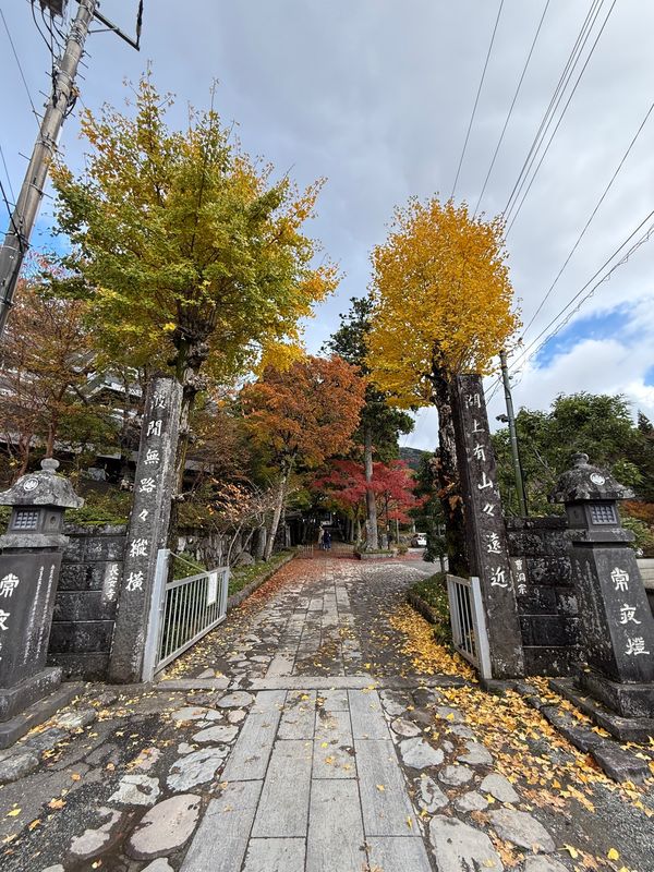 日本・箱根「急遽箱根で紅葉と温泉」の写真：長安寺

紅葉と200体を超える信徒の像...