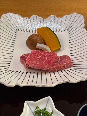 夕食はまだ秋。松茸なども出ました。

お酒はワインもそこそこあります。ロビ...