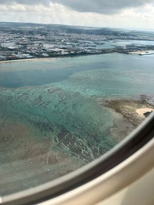 飛行機からの景色です。奄美あたりから高度が下がり、島が見え始めます。