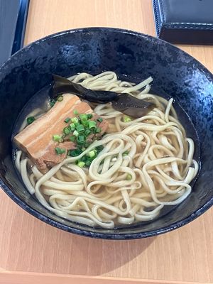 空港おりてまずは空手会館で沖縄そば（空手そば）を食べました。ツアーに含まれ...