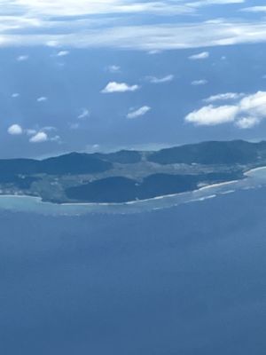 飛行機からの景色です。奄美あたりから高度が下がり、島が見え始めます。