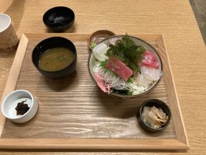 夕食と宿泊施設の部屋からの眺め