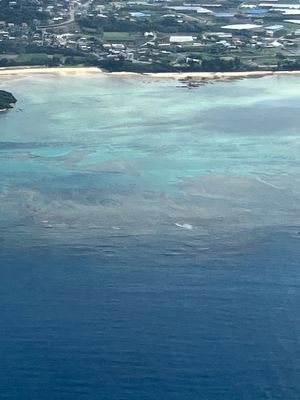 飛行機からの景色です。奄美あたりから高度が下がり、島が見え始めます。