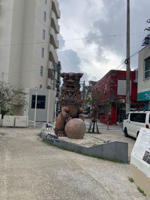 街中のシーサーを見て国際通り、平和通りを歩きました。
ゆいレールはDMM仕...