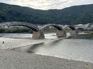 飛行機の時間まで余裕があるので、錦帯橋へ行ってきました。
岩国城が見えるん...