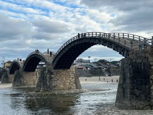 飛行機の時間まで余裕があるので、錦帯橋へ行ってきました。
岩国城が見えるん...