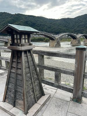 飛行機の時間まで余裕があるので、錦帯橋へ行ってきました。
岩国城が見えるん...