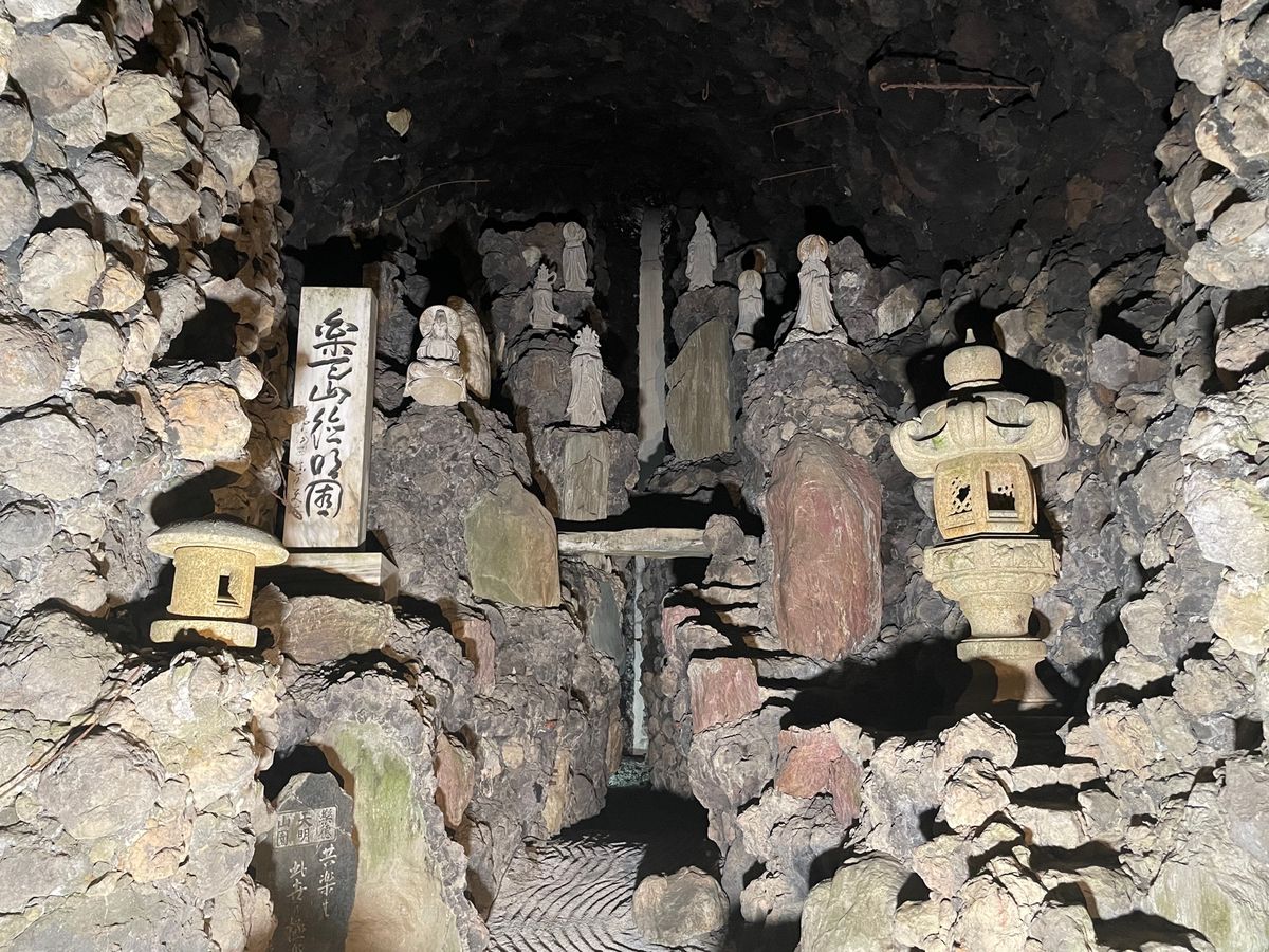 徳名園の隣にある洞窟観音。名前の通りに長い洞窟の中にたくさんの観音様。