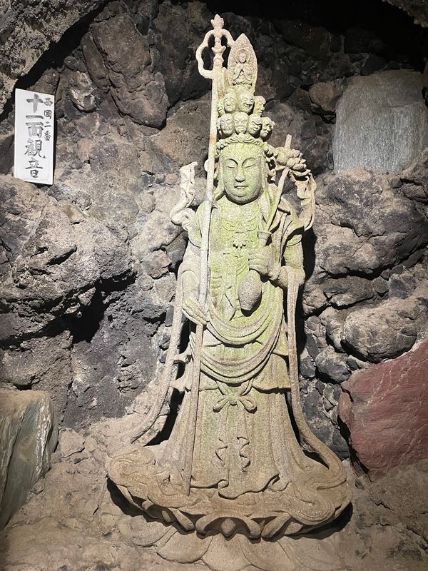 日本・群馬県「2024年群馬・紅葉狩りと世界遺産」の写真：徳名園の隣にある洞窟観音。名前の通りに長...