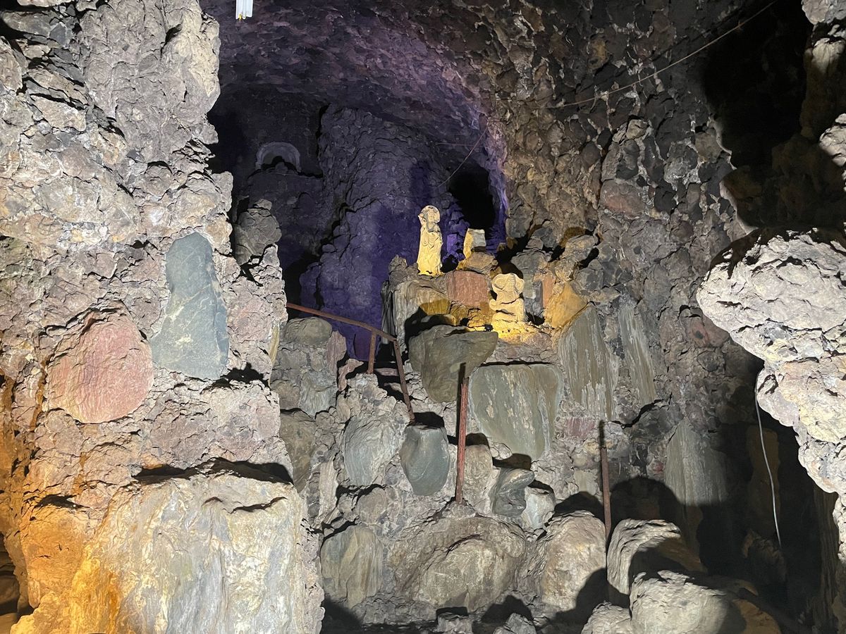 徳名園の隣にある洞窟観音。名前の通りに長い洞窟の中にたくさんの観音様。