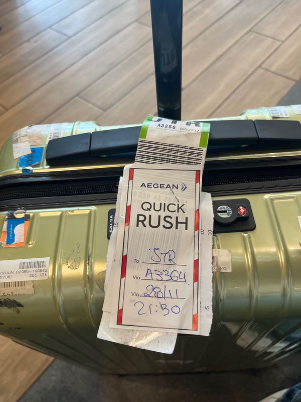 ギリシャ「サントリーニ初のロストバゲージ」の写真：迷子のスーツケース戻ってきました。おかえ...