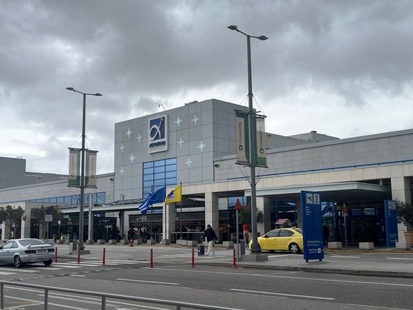 ギリシャ「サントリーニ初のロストバゲージ」の写真：アテネに移動しました。あいにくの雨です☔