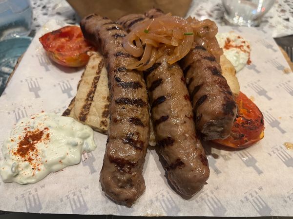 ギリシャ「サントリーニ初のロストバゲージ」の写真：ケバブ食べました。なんかグロテスクです。...