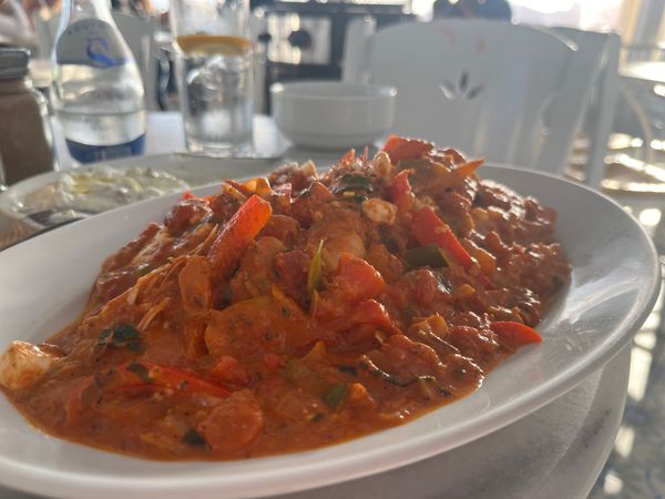 ギリシャ「サントリーニ初のロストバゲージ」の写真：ギリシャ料理を食す