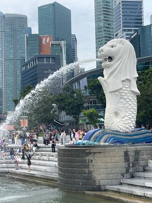 マーライオン公園とラッフルズホテル。
観光はコレくらい。