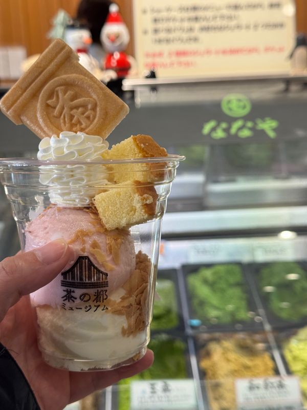 日本・静岡県「ゆるキャンスタンプラリー」の写真：ななやのパフェをいただく。